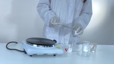 Bilim adamları sodyum asetat kristalizasyon sürecini gösteriyor