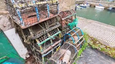 Manzaralı limanda ıstakoz kapanları ve tekneler