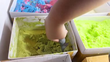 Bangkok 'ta iyi aydınlatılmış bir tatlı dükkanında el kaşıklarıyla canlı dondurma yemek.