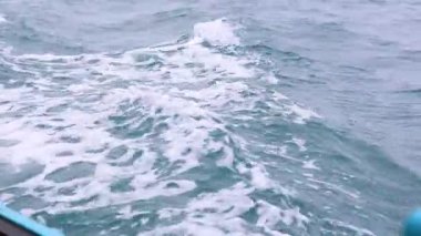 Yağmurlu okyanus ortamında tekne uyanıyor