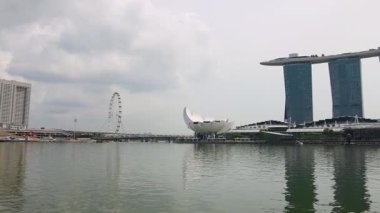 İkonik ufuk çizgisi kısa bir zaman aralığında evrilir.