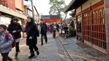 Çeşitli ziyaretçi ve dükkanlarla kalabalık bir pazar caddesi.