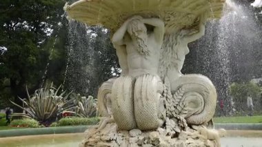 Bahçede heykeller olan çeşme.