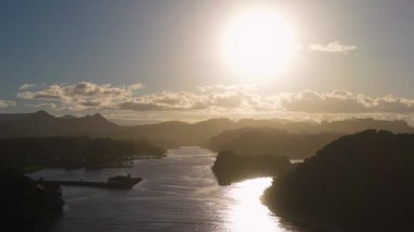 Brunswick Heads, NSW, Avustralya 'da sakin bir günbatımı. Sıcak aydınlatma ve sakin sular barışçıl bir atmosfer yaratır.
