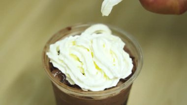 Çikolata içeceklerine krem şanti ekleniyor.