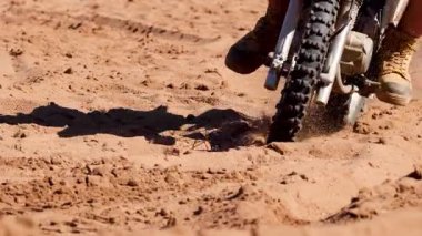 Coonabarabran 'daki kumlu arazide motosiklet gezintisi