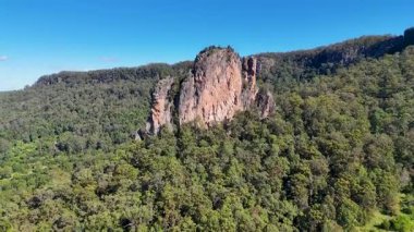 İnsansız hava aracı görüntüleri, Avustralya 'nın bereketli topraklarında Nimbin Kayaları' nın görkemli volkanik tıkaçlarını açık mavi gökyüzünün altında yakalar.