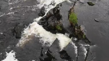 Nehirdeki kayaların üzerinden akan su