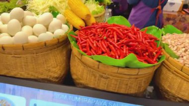 Canlı piyasa deniz ürünleri, baharatlar ve yumurta sergiliyor.