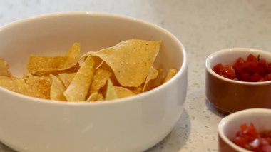 Bir kase patates kızartması ve bol soslu.