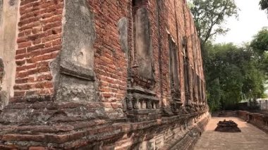 Ayutthaya 'daki tarihi tapınak kalıntıları arasında yürümek