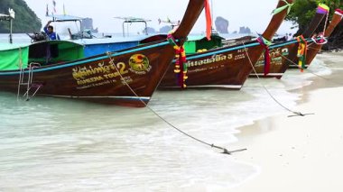 Tekneler Tayland 'da kumlu plaja yanaştı.