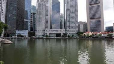 Hızlandırılmış su üzerinde şehrin ufuk çizgisi yansıması