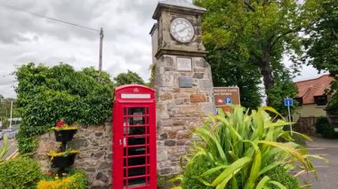 Tarihi saat kulesinin yanında ikonik kırmızı telefon kulübesi
