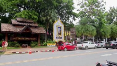 Kalabalık bir caddede araçlar ve yayalar