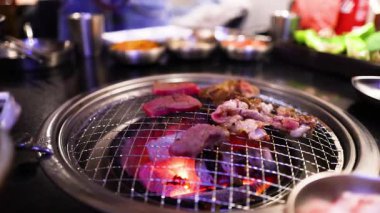 Kore mangalında ızgara et.