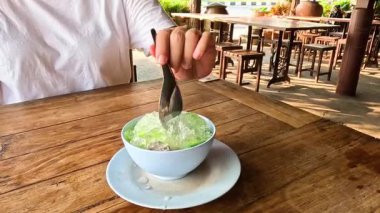 Tapyoka eriştesiyle hindistan cevizi sütü içiyorum.