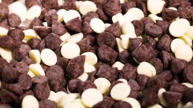 Koyu ve beyaz çikolata parçaları karıştırılıyor.