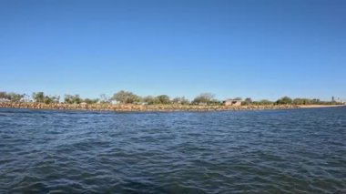 Şehrin ufuk çizgisi manzaralı manzara tekne yolculuğu