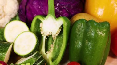 Canlı bir taze sebze gösterisi.