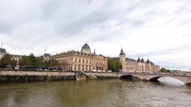 Paris Köprüsü ve binalarının panoramik manzarası