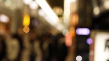 Şehir sahnesinde odaksız ışıklar ve hareket