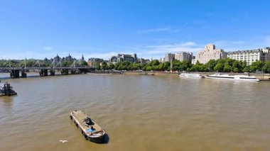 Tekne Thames nehri boyunca seyahat eder.