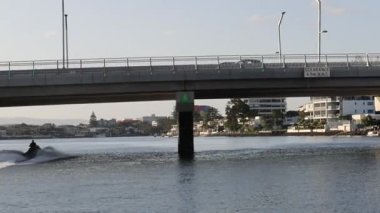 Tekne köprünün altında nehirde seyahat eder.