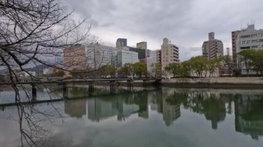 Binaları ve su yansıması olan şehir manzarası