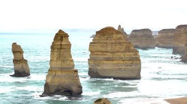 Port Campbell, Avustralya 'da sersemletici kıyı kaya oluşumları, hafif okyanus dalgalarıyla gün ışığında yakalandılar.
