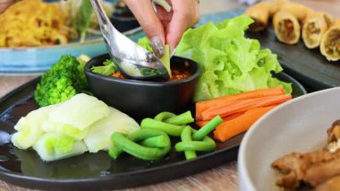 Sebzeler için baharatlı biber sosu hazırlıyorum.