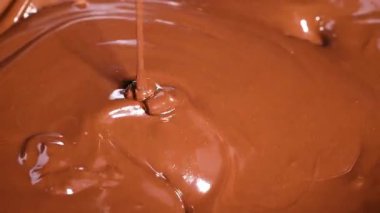 Kaşık karıştırıyor ve döküyor yumuşak erimiş çikolata