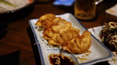 Yemek masasında servis edilen lezzetli bir gyoza.