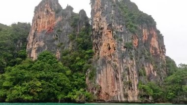 Krabi 'deki yemyeşil kayalıklar ve turkuaz sular