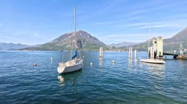 Yelkenli sakin göl sularında sürükleniyor