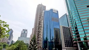 Yeşillik önplanlı kentsel ufuk çizgisi