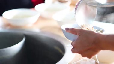 Servis için kadehler halinde çorba dökülüyor..