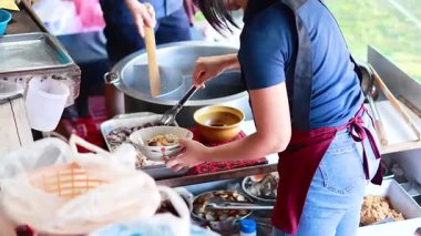 Satıcı Bangkok 'ta erişte hazırlıyor.
