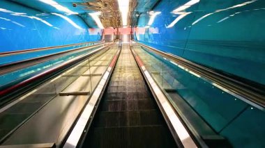 Renkli metro yürüyen merdiven, hareketli çevre