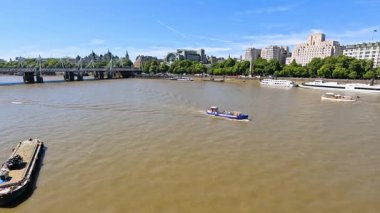 Tekne Thames nehri boyunca seyahat eder.