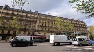 Paris 'in hareketli caddesinde ilerleyen araçlar