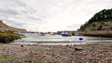 Dysart rıhtımına doğru yol alan tekneler