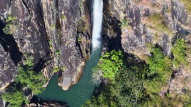 İnsansız hava aracı görüntüleri, Avustralya 'nın Port Douglas kentindeki yemyeşil bir yağmur ormanına dökülen çarpıcı bir şelaleyi yakalıyor.
