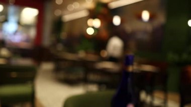 Lokantanın içini bulanık görüyorum.