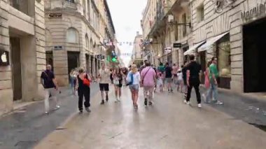 Çeşitli faaliyetleri olan kalabalık yaya caddesi.