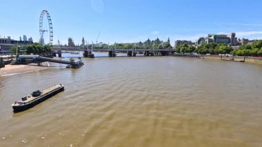 Thames nehri boyunca giden bir tekne.
