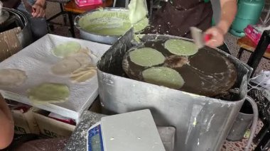 Pamuk helva roti 'nin sıralı hazırlığı