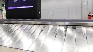 Bagaj teslim yerinde bagaj bekleyen yolcular