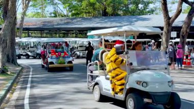Madalyalı araba ziyaretçilerle birlikte hayvanat bahçesinden geçiyor.