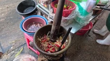 Baharatlı papaya salatası yavaş yavaş hazırlanıyor.